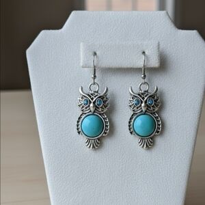 Silver-tone turquoise owl earrings in alloy. 4 cm long.
